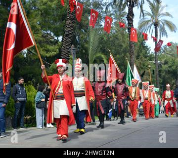 I partecipanti alla "marcia della conquista", indossando abiti tradizionali ottomani, hanno partecipato ad un evento per celebrare il 815th anniversario della conquista di Antalya, Turchia, da parte di Gıyaseddin Keyhüsrev nel Parco di Karaalioğlu, Antalya, Turchia, il 5th marzo 2022. Le celebrazioni, organizzate dall'Ufficio del Governatore, sono iniziate con la marcia da Piazza Cumhuriyet. Gli uomini indossano abiti ottomani. L'evento è visto come una celebrazione della libertà. Foto Stock