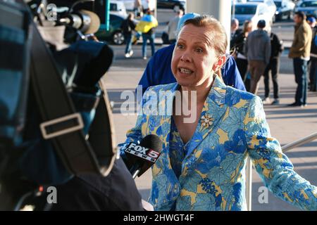 Las Vegas, Stati Uniti. 05th Mar 2022. 1994 Olympic figura pattinaggio medaglia d'oro Oksana Baiul si rivolge a Las Vegas media. Centinaia mostrano il supporto come la comunità Ucraina di Las Vegas ospita un raduno per la pace di fronte al municipio di Las Vegas. Credit: SOPA Images Limited/Alamy Live News Foto Stock