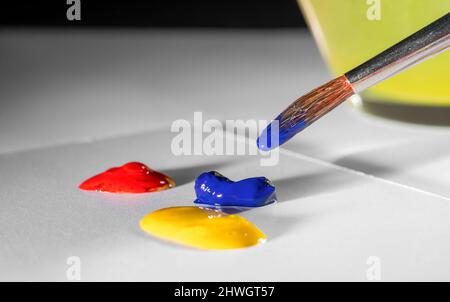 Arte e tema artigianale che mostra una punta di pennello e qualche vernice pastosa Foto Stock