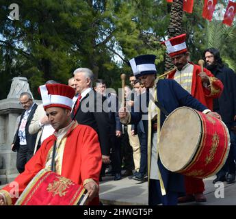 I partecipanti alla "marcia della conquista", indossando abiti tradizionali ottomani, hanno partecipato ad un evento per celebrare il 815th anniversario della conquista di Antalya, Turchia, da parte di Gıyaseddin Keyhüsrev nel Parco di Karaalioğlu, Antalya, Turchia, il 5th marzo 2022. Le celebrazioni, organizzate dall'Ufficio del Governatore, sono iniziate con la marcia da Piazza Cumhuriyet. Gli uomini indossano abiti ottomani. L'evento è visto come una celebrazione della libertà. Foto Stock