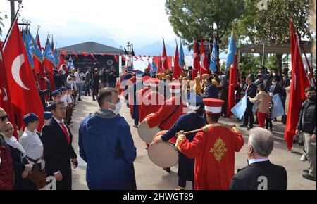 I partecipanti alla "marcia della conquista", indossando abiti tradizionali ottomani, hanno partecipato ad un evento per celebrare il 815th anniversario della conquista di Antalya, Turchia, da parte di Gıyaseddin Keyhüsrev nel Parco di Karaalioğlu, Antalya, Turchia, il 5th marzo 2022. Le celebrazioni, organizzate dall'Ufficio del Governatore, sono iniziate con la marcia da Piazza Cumhuriyet. Gli uomini indossano abiti ottomani. L'evento è visto come una celebrazione della libertà. Foto Stock