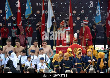 I partecipanti alla "marcia della conquista", più giovani lottatori maschi e ragazze e ragazzi che portano archi e frecce in un evento per celebrare il 815th anniversario della conquista di Antalya, Turchia, da parte di Gıyaseddin Keyhüsrev nel parco di Karaalioğlu, Antalya, Turchia, il 5th marzo 2022. L'evento è visto come una celebrazione della libertà. Foto Stock