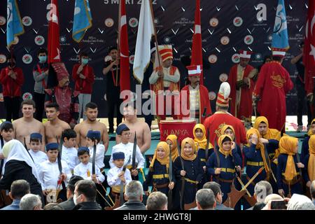 I partecipanti alla "marcia della conquista", più giovani lottatori maschi e ragazze e ragazzi che portano archi e frecce in un evento per celebrare il 815th anniversario della conquista di Antalya, Turchia, da parte di Gıyaseddin Keyhüsrev nel parco di Karaalioğlu, Antalya, Turchia, il 5th marzo 2022. L'evento è visto come una celebrazione della libertà. Foto Stock