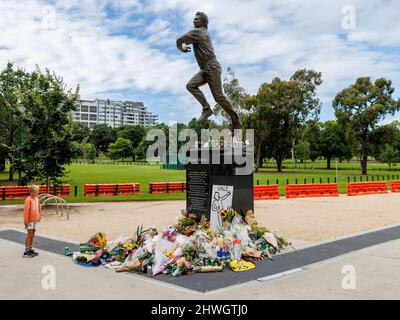 Melbourne, Australia. 06th Mar 2022. La gente si raduna intorno al busto del leggendario spin bowler Shane Warne al Melbourne Cricket Ground (MCG) dopo la sua morte improvvisa il 4th marzo 2022. Credit: Corleve/Alamy Live News Foto Stock