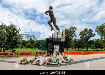 Melbourne, Australia. 06th Mar 2022. La gente si raduna intorno al busto del leggendario spin bowler Shane Warne al Melbourne Cricket Ground (MCG) dopo la sua morte improvvisa il 4th marzo 2022. Credit: Corleve/Alamy Live News Foto Stock