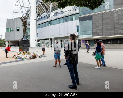 Melbourne, Australia. 06th Mar 2022. La gente si raduna intorno al busto del leggendario spin bowler Shane Warne al Melbourne Cricket Ground (MCG) dopo la sua morte improvvisa il 4th marzo 2022. Credit: Corleve/Alamy Live News Foto Stock