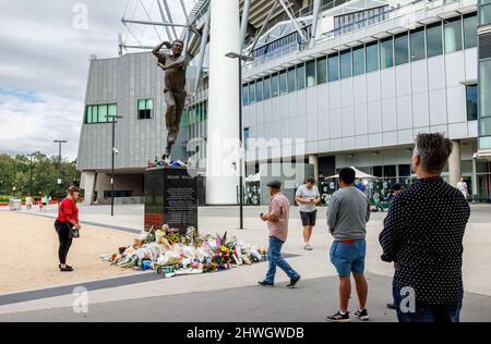 Melbourne, Australia. 06th Mar 2022. La gente si raduna intorno al busto del leggendario spin bowler Shane Warne al Melbourne Cricket Ground (MCG) dopo la sua morte improvvisa il 4th marzo 2022. Credit: Corleve/Alamy Live News Foto Stock