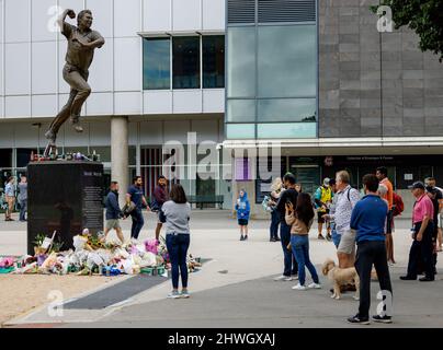 Melbourne, Australia. 06th Mar 2022. La gente si raduna intorno al busto del leggendario spin bowler Shane Warne al Melbourne Cricket Ground (MCG) dopo la sua morte improvvisa il 4th marzo 2022. Credit: Corleve/Alamy Live News Foto Stock