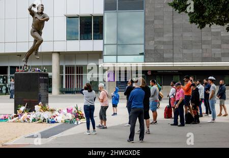 Melbourne, Australia. 06th Mar 2022. La gente si raduna intorno al busto del leggendario spin bowler Shane Warne al Melbourne Cricket Ground (MCG) dopo la sua morte improvvisa il 4th marzo 2022. Credit: Corleve/Alamy Live News Foto Stock