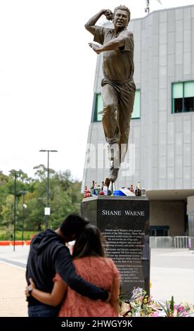 Melbourne, Australia. 06th Mar 2022. La gente si raduna intorno al busto del leggendario spin bowler Shane Warne al Melbourne Cricket Ground (MCG) dopo la sua morte improvvisa il 4th marzo 2022. Credit: Corleve/Alamy Live News Foto Stock