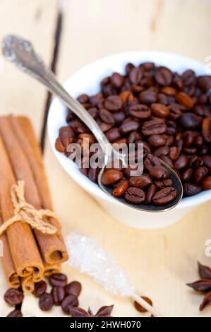 Caffè e zucchero spice sul cucchiaio d'argento su legno bianco tavolo rustico Foto Stock