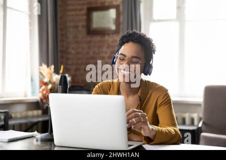 Allegro e felice influencer professionale, blogger indossando cuffie Foto Stock