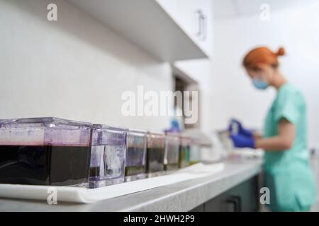 Foto ravvicinata di materiale medico e medico in laboratorio Foto Stock