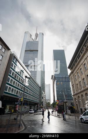 Francoforte sul meno, Germania. 30th Set 2021. La Commerzbank Tower, la sede centrale di Commerzbank, nel centro di Francoforte sul meno, il 6 marzo 2022. (Foto di Alexander Pohl/Sipa USA) Credit: Sipa USA/Alamy Live News Foto Stock