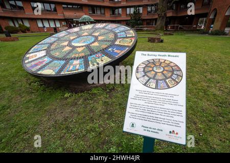 Il Surrey Heath Mosaic di fronte agli uffici Civici nella città di Camberley, Surrey Heath Borough Council Building, Inghilterra, Regno Unito Foto Stock