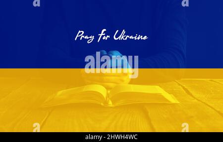 Prega per l'Ucraina, bandiera Ucraina. Russia contro Ucraina fermare la guerra, Russia e Ucraina combattere Foto Stock