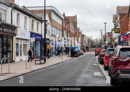 Ammira High Street nel centro di Camberley, con negozi e aziende, Surrey, Inghilterra, Regno Unito e negozi di gente Foto Stock