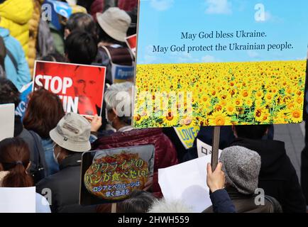 Tokyo, Giappone. 6th Mar 2022. I manifestanti sollevano cartelli in un raduno contro l'invasione militare della Russia in Ucraina a Tokyo domenica 6 marzo 2022. Centinaia di persone si riuniscono per una dimostrazione contro la Russia nel quartiere Shinjuku di Tokyo. Credit: Yoshio Tsunoda/AFLO/Alamy Live News Foto Stock