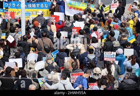 Tokyo, Giappone. 6th Mar 2022. I manifestanti sollevano cartelli in un raduno contro l'invasione militare della Russia in Ucraina a Tokyo domenica 6 marzo 2022. Centinaia di persone si riuniscono per una dimostrazione contro la Russia nel quartiere Shinjuku di Tokyo. Credit: Yoshio Tsunoda/AFLO/Alamy Live News Foto Stock