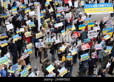 Tokyo, Giappone. 6th Mar 2022. I manifestanti sollevano cartelli in un raduno contro l'invasione militare della Russia in Ucraina a Tokyo domenica 6 marzo 2022. Centinaia di persone si riuniscono per una dimostrazione contro la Russia nel quartiere Shinjuku di Tokyo. Credit: Yoshio Tsunoda/AFLO/Alamy Live News Foto Stock