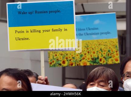 Tokyo, Giappone. 6th Mar 2022. I manifestanti sollevano cartelli in un raduno contro l'invasione militare della Russia in Ucraina a Tokyo domenica 6 marzo 2022. Centinaia di persone si riuniscono per una dimostrazione contro la Russia nel quartiere Shinjuku di Tokyo. Credit: Yoshio Tsunoda/AFLO/Alamy Live News Foto Stock