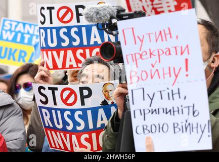 Tokyo, Giappone. 6th Mar 2022. I manifestanti sollevano cartelli in un raduno contro l'invasione militare della Russia in Ucraina a Tokyo domenica 6 marzo 2022. Centinaia di persone si riuniscono per una dimostrazione contro la Russia nel quartiere Shinjuku di Tokyo. Credit: Yoshio Tsunoda/AFLO/Alamy Live News Foto Stock