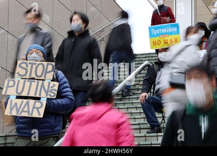 Tokyo, Giappone. 6th Mar 2022. I manifestanti sollevano cartelli in un raduno contro l'invasione militare della Russia in Ucraina a Tokyo domenica 6 marzo 2022. Centinaia di persone si riuniscono per una dimostrazione contro la Russia nel quartiere Shinjuku di Tokyo. Credit: Yoshio Tsunoda/AFLO/Alamy Live News Foto Stock