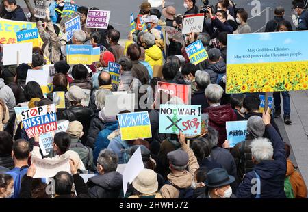 Tokyo, Giappone. 6th Mar 2022. I manifestanti sollevano cartelli in un raduno contro l'invasione militare della Russia in Ucraina a Tokyo domenica 6 marzo 2022. Centinaia di persone si riuniscono per una dimostrazione contro la Russia nel quartiere Shinjuku di Tokyo. Credit: Yoshio Tsunoda/AFLO/Alamy Live News Foto Stock