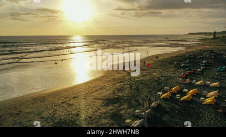 Il drone ha girato sopra la spiaggia di Echo durante il tramonto a Canggu, Bali Foto Stock