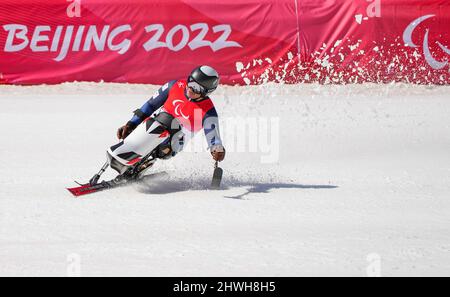 Pechino, Cina. 6th Mar 2022. Morii Taiki del Giappone festeggia durante la Para Alpine Sci Men's Super-G seduta di Pechino 2022 Giochi Paraympic invernali al National Alpine Sci Center nel distretto di Yanqing, Pechino, capitale della Cina, 6 marzo 2022. Credit: Sun Fei/Xinhua/Alamy Live News Foto Stock