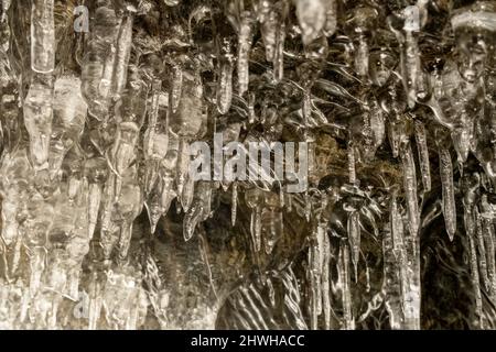 Ghiaccioli in grotta sul lago Baikal Foto Stock