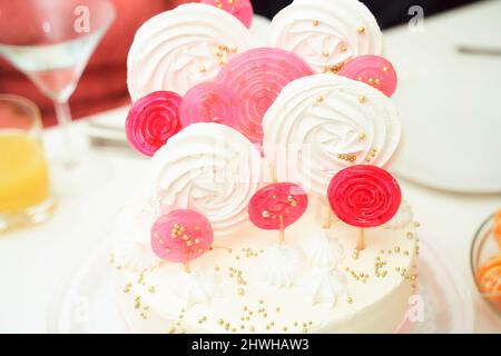 Bella decorazione torta. Zevir su bastoncini di diversi colori Foto Stock