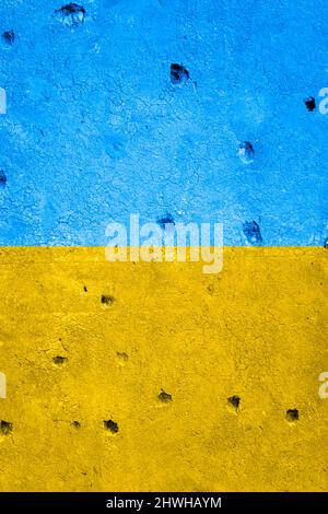 Proiettile buchi in un muro fatto durante le ostilità, nei colori della bandiera Ucraina