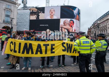 Youth Climate Swarm protesta contro l'uso del petrolio attraverso Londra, facendo soste a vari incroci principali nel centro della città Foto Stock