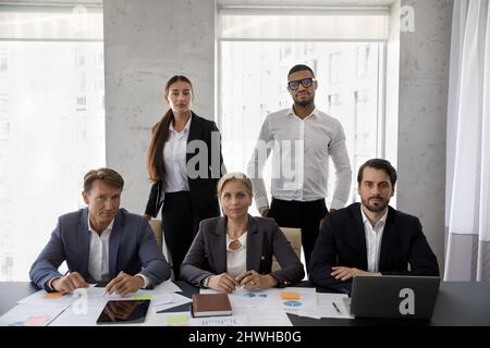 Ritratto di gruppo di persone d'affari fidate e diverse. Foto Stock