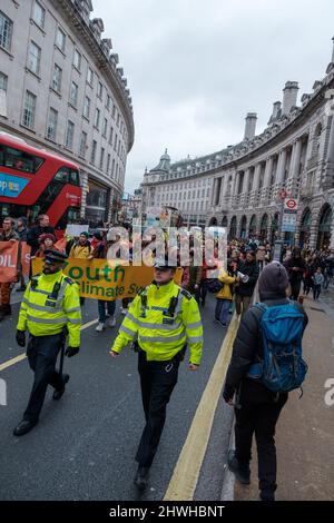 Youth Climate Swarm protesta contro l'uso del petrolio attraverso Londra, facendo soste a vari incroci principali nel centro della città Foto Stock