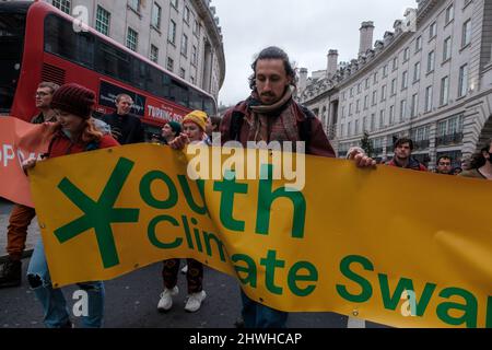 Youth Climate Swarm protesta contro l'uso del petrolio attraverso Londra, facendo soste a vari incroci principali nel centro della città Foto Stock