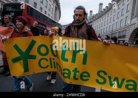 Youth Climate Swarm protesta contro l'uso del petrolio attraverso Londra, facendo soste a vari incroci principali nel centro della città Foto Stock