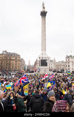 Londra, Inghilterra, Regno Unito 5 marzo 2022 circa mille manifestanti si riuniscono a Trafalgar Square in solidarietà con l’Ucraina e contro l’invasione del paese da parte della Russia. Sullo sfondo ci sono i punti di riferimento di Londra a Trafalgar Square, la National Gallery e Nelson Column stand sullo sfondo Credit: Denise Laura Baker/Alamy Live News Foto Stock