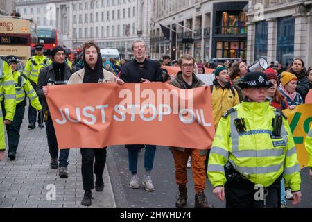 Youth Climate Swarm protesta contro l'uso del petrolio attraverso Londra, facendo soste a vari incroci principali nel centro della città Foto Stock