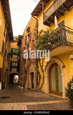 Edifici storici vicino al lungomare di Torri del Benaco sul Lago di Garda, in provincia di Verona, Veneto, Italia nord-orientale Foto Stock