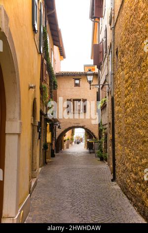 Edifici storici vicino al lungomare di Torri del Benaco sul Lago di Garda, in provincia di Verona, Veneto, Italia nord-orientale Foto Stock