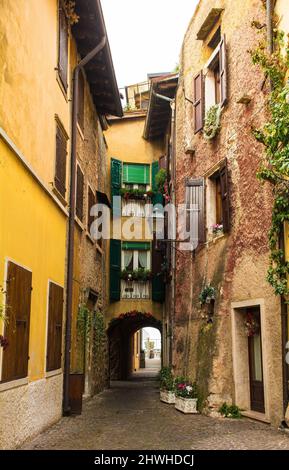 Edifici storici vicino al lungomare di Torri del Benaco sul Lago di Garda, in provincia di Verona, Veneto, Italia nord-orientale Foto Stock