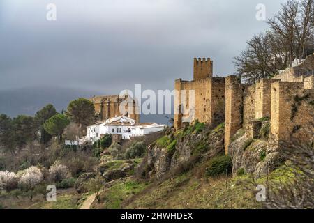 Mittelalterliche Stadtmauern Murallas de Ronda und die Kirche Iglesia del Espíritu Santo, Ronda, Andalusia, Spanien | le mura medievali della città Mura Foto Stock