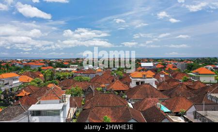 Vista aerea sui tetti delle case a Canggu, Bali Foto Stock
