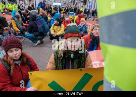 Youth Climate Swarm protesta contro l'uso del petrolio attraverso Londra, facendo soste a vari incroci principali nel centro della città Foto Stock