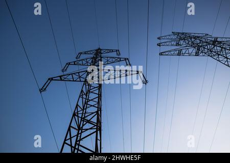 sagome del cielo per la sera su strada ad alta tensione Foto Stock