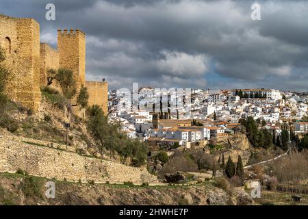 Mittelalterliche Stadtmauern Murallas de Ronda und die weissen Häuser der Altstadt , Ronda, Andalusia, Spanien | le mura medievali della città Murallas Foto Stock