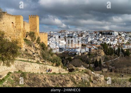 Mittelalterliche Stadtmauern Murallas de Ronda und die weissen Häuser der Altstadt , Ronda, Andalusia, Spanien | le mura medievali della città Murallas Foto Stock