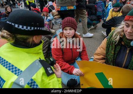 Youth Climate Swarm protesta contro l'uso del petrolio attraverso Londra, facendo soste a vari incroci principali nel centro della città Foto Stock